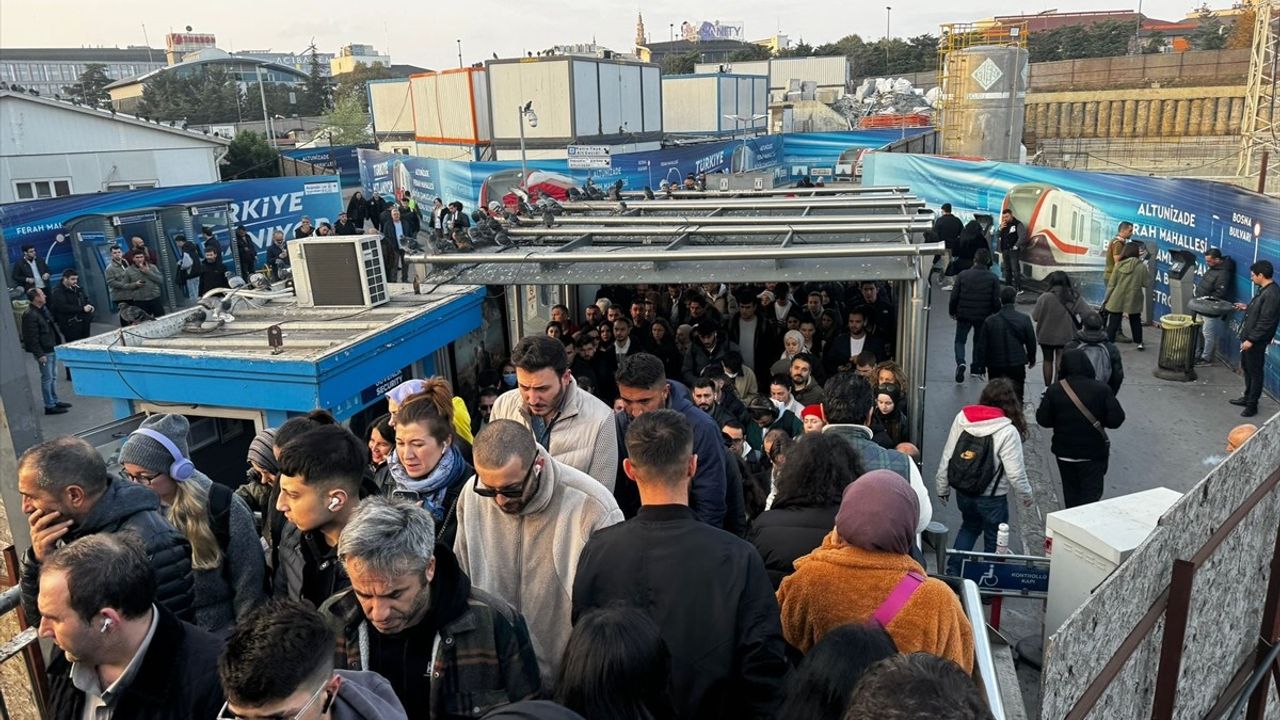 İstanbul'da Metrobüs Duraklarında Yoğunluk