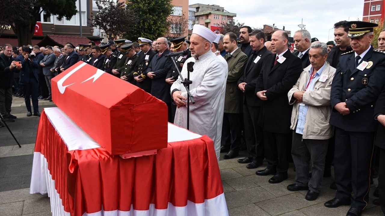 İstanbul'da Şehit Olan Polis Memuru Toprağa Verildi