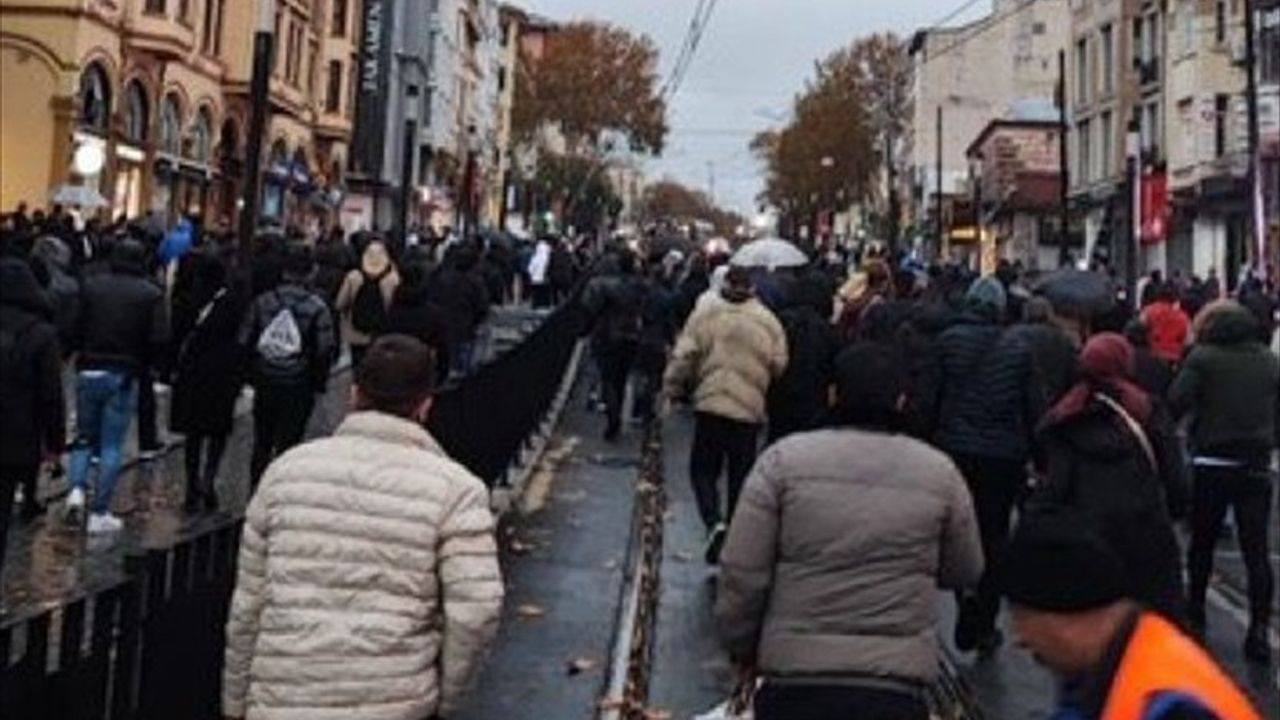 İstanbul Tramvayında Arıza: Yolcular Raylarda Yürüdü