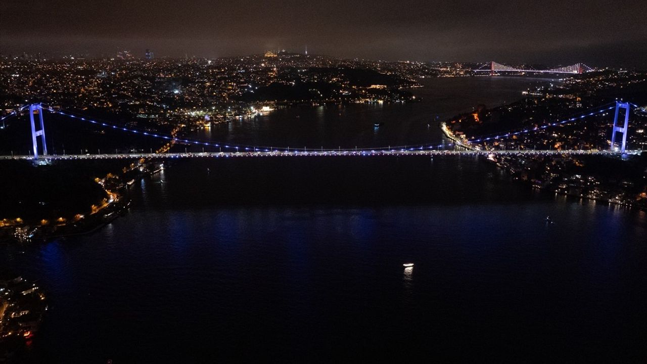 İstanbul'un Simge Yapıları Mor Işıkla Aydınlatıldı