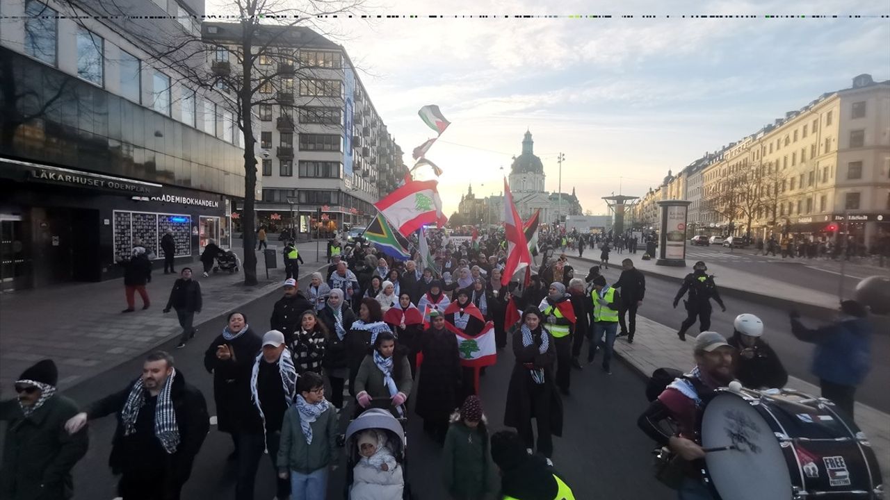 İsveç'te İsrail'in Saldırılarına Karşı Protesto Gösterisi