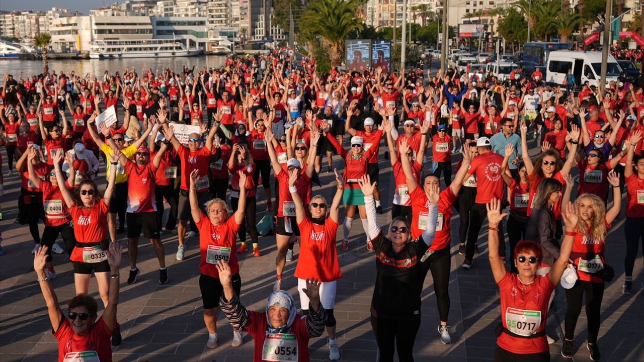 İzmir'de Geleneksel 'Ata'dan Ana'ya Saygı Koşusu' Gerçekleşti