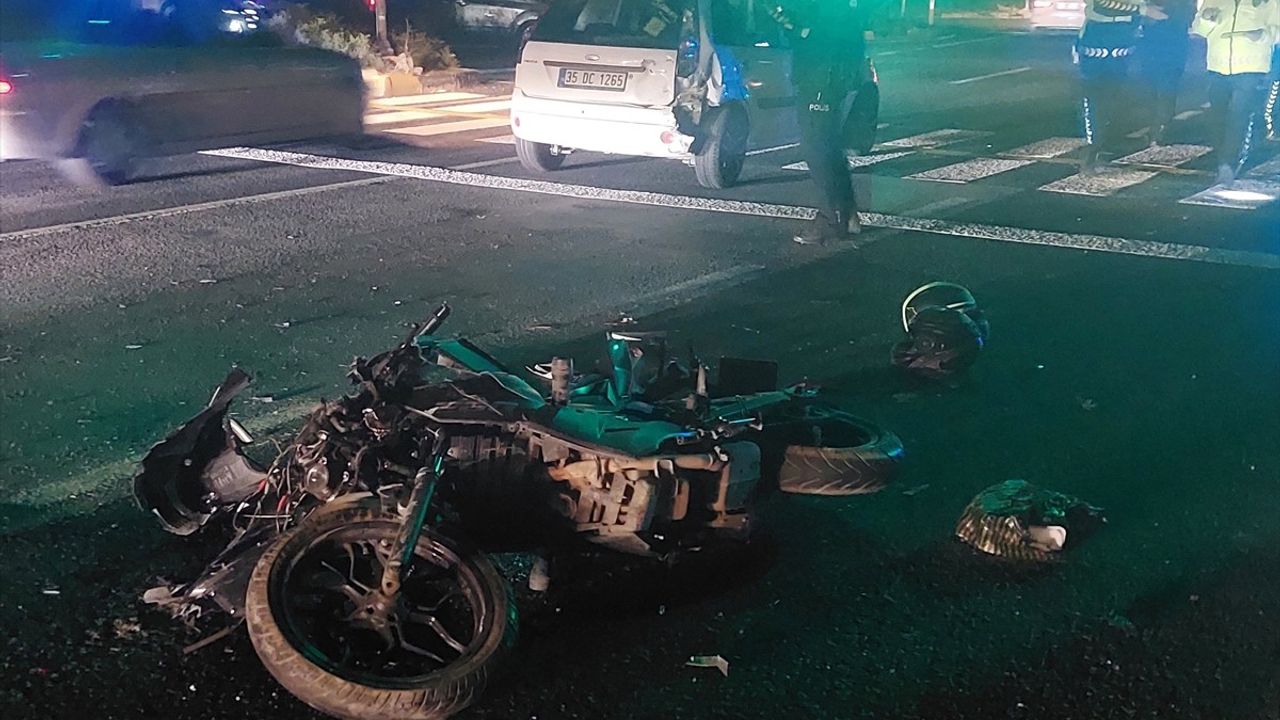 İzmir'de Motosiklet ve Otomobil Çarpıştı: İki Yaralı