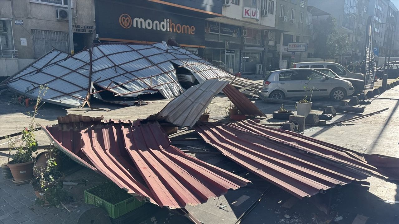 Kahramanmaraş'ta Fırtınada Düşen Çatı Bir Kişiyi Yaraladı