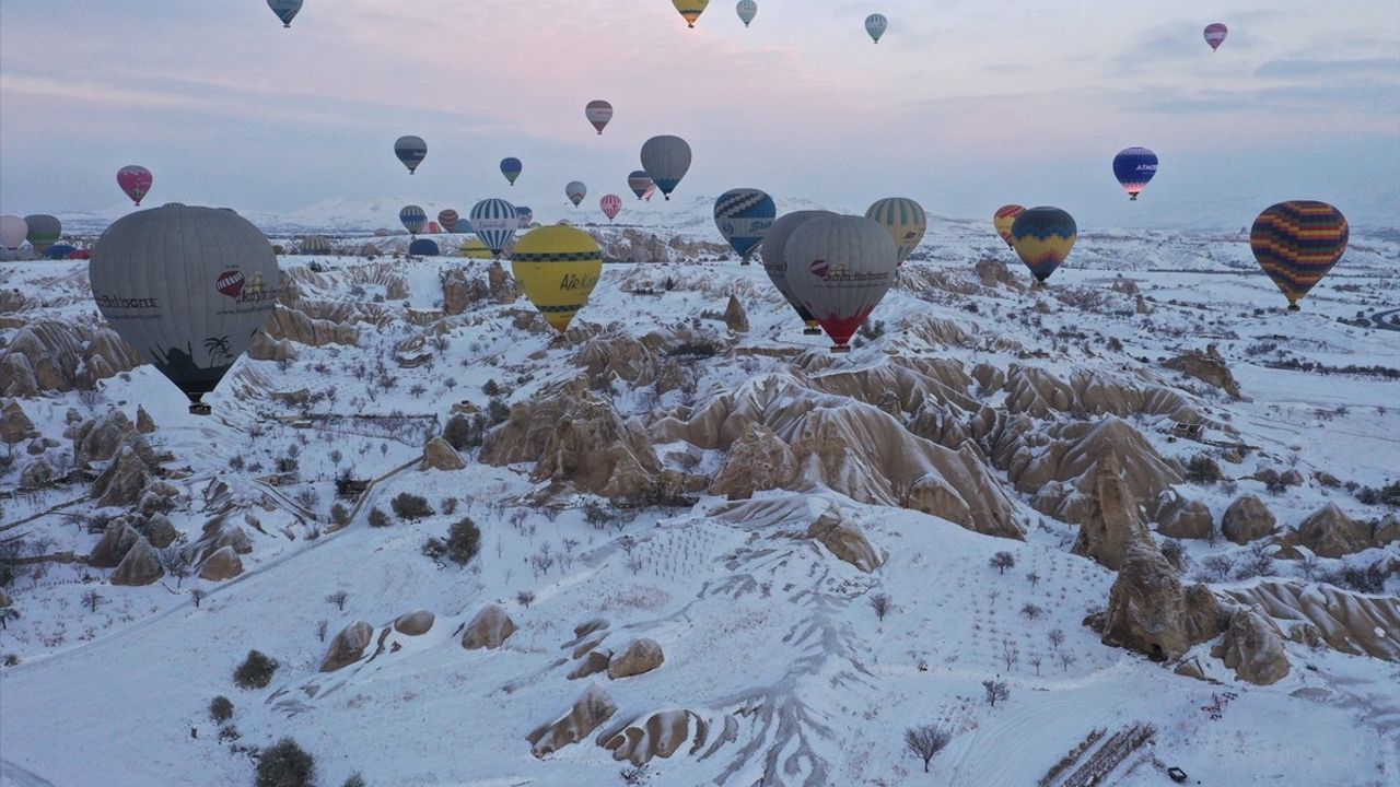 Kapadokya'da Sıcak Hava Balonları Yeniden Havalandı