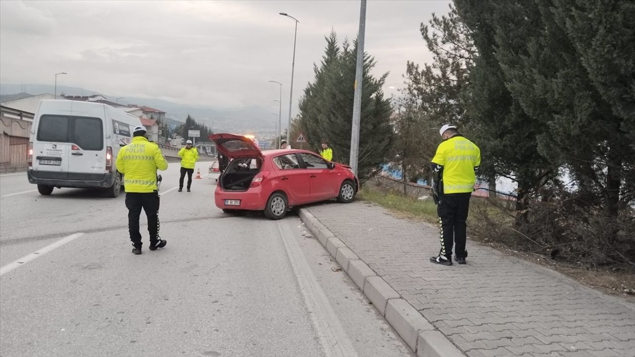 Karabük'te Aydınlatma Direğine Çarpan Otomobil Kazası: 3 Yaralı