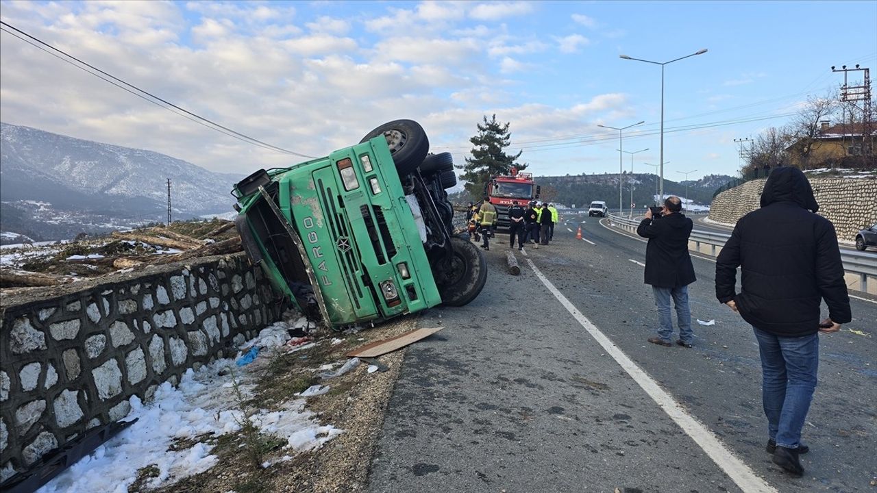 Karabük'te Tomruk Yüklü Kamyon Devrildi: 2 Ölü