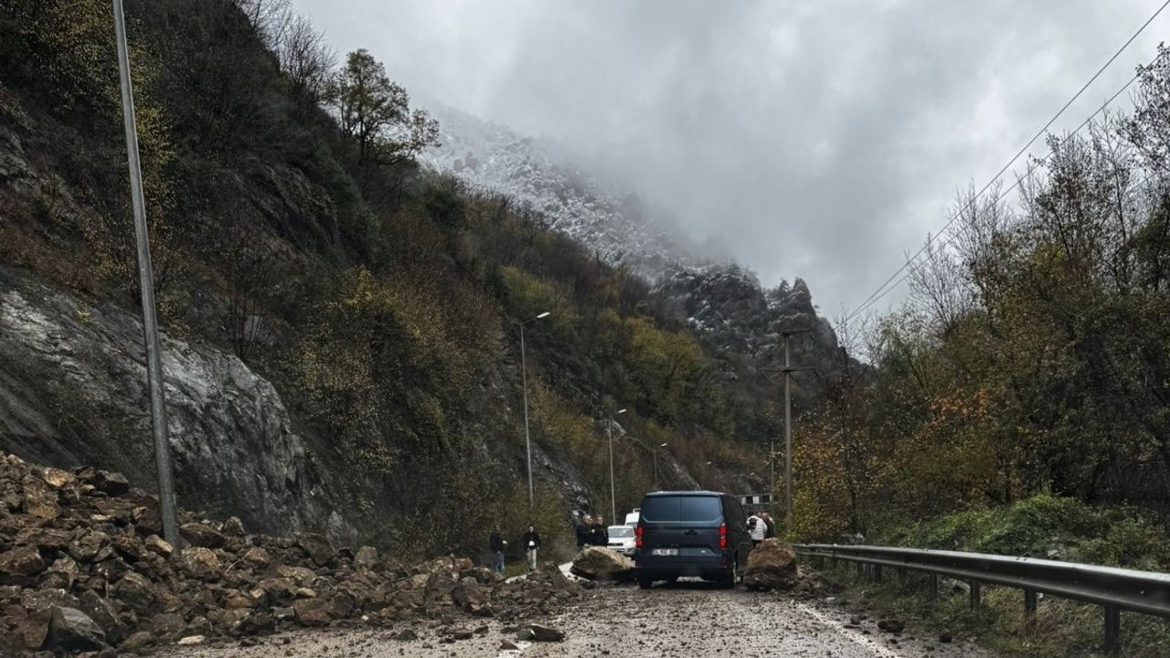 Karabük-Zonguldak Yolunda Heyelan Trafiği Etkiledi