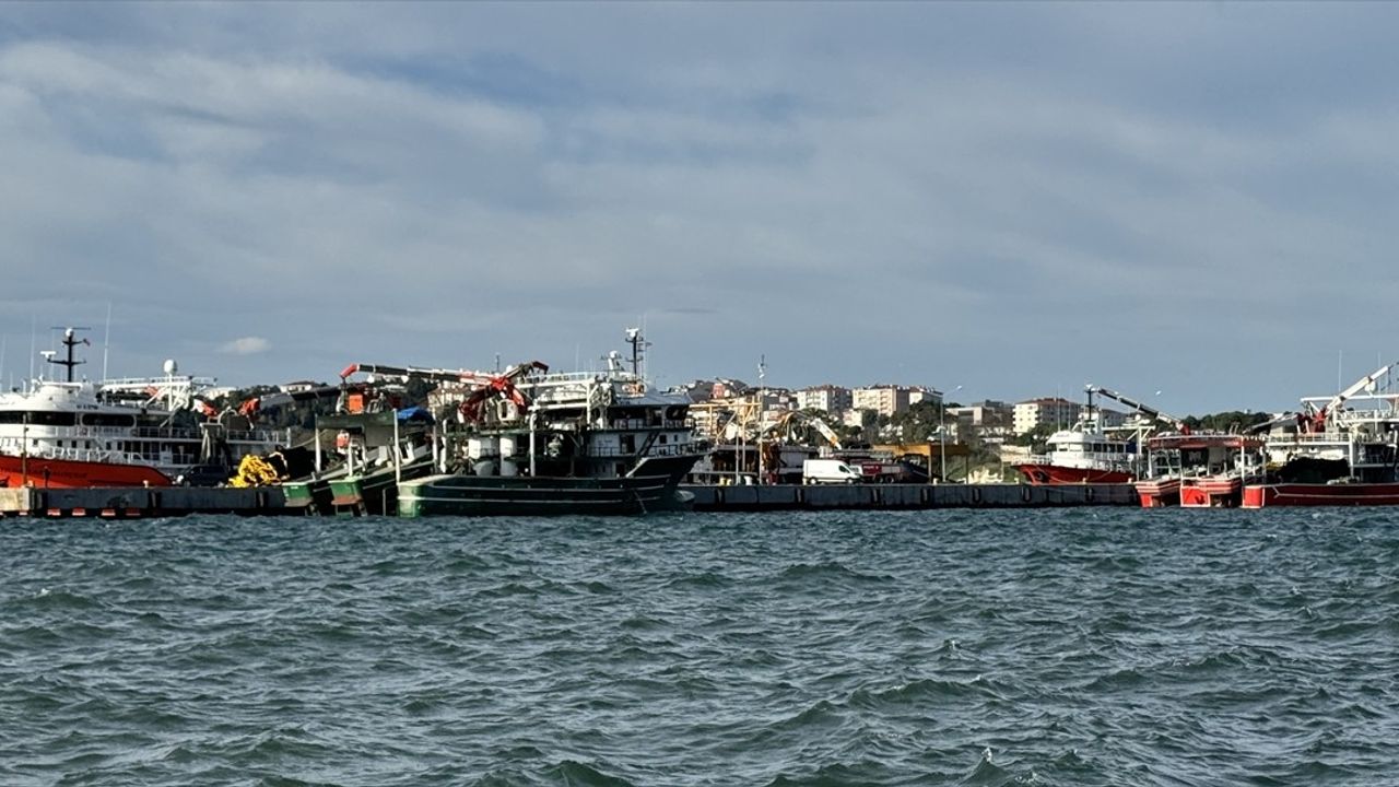 Karadeniz'de Fırtına Sebebiyle Balıkçılar Sinop Limanı'na Sığındı