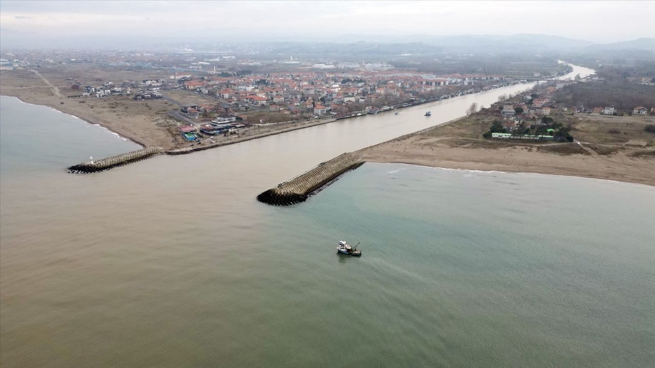 Karasu Kıyısında Sığlaşma Sorunu Hamsi Teknelerini Etkiliyor
