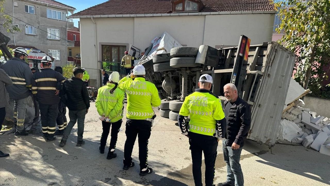 Kartal'da Kamyon Kazası: Sürücü Yaralandı