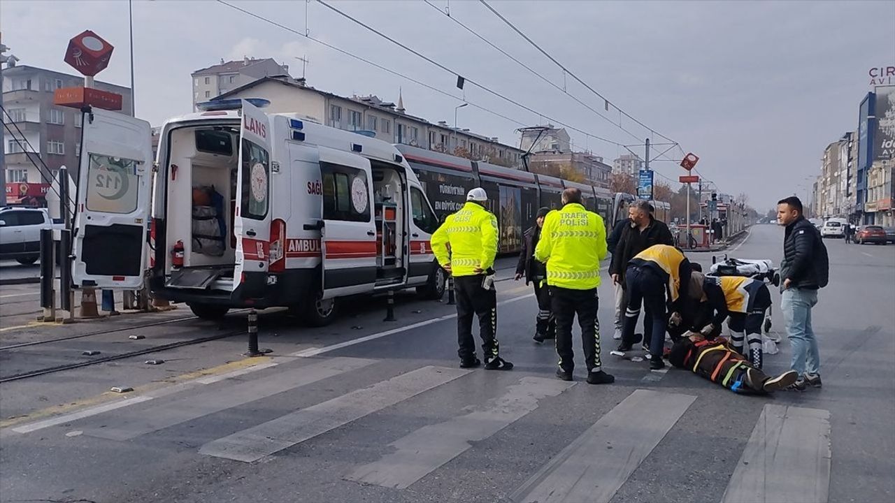 Kayseri'de Minibüs Yayaya Çarptı: Olay Kamerada