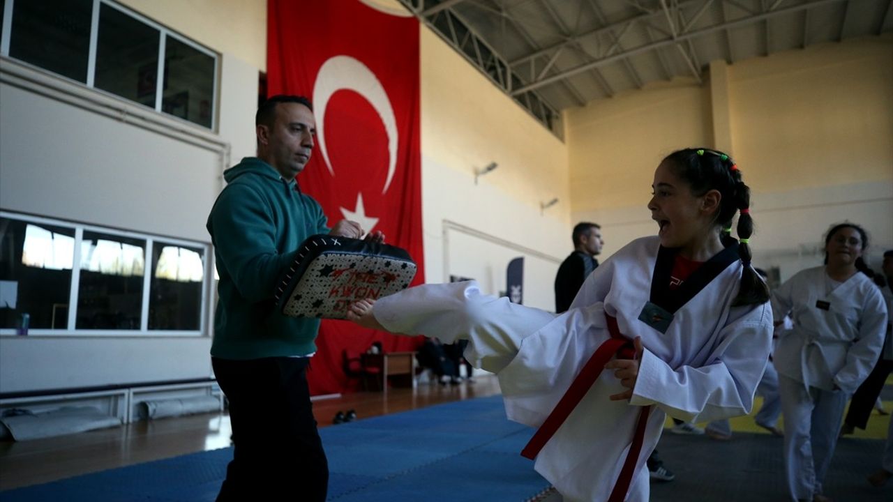 Kayseri'de Polislerden Çocuklara Tekvando Eğitimi