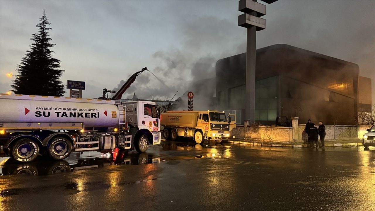Kayseri'deki Mobilya Fabrikasında Yangın: Üç İşçi Hayatını Kaybetti