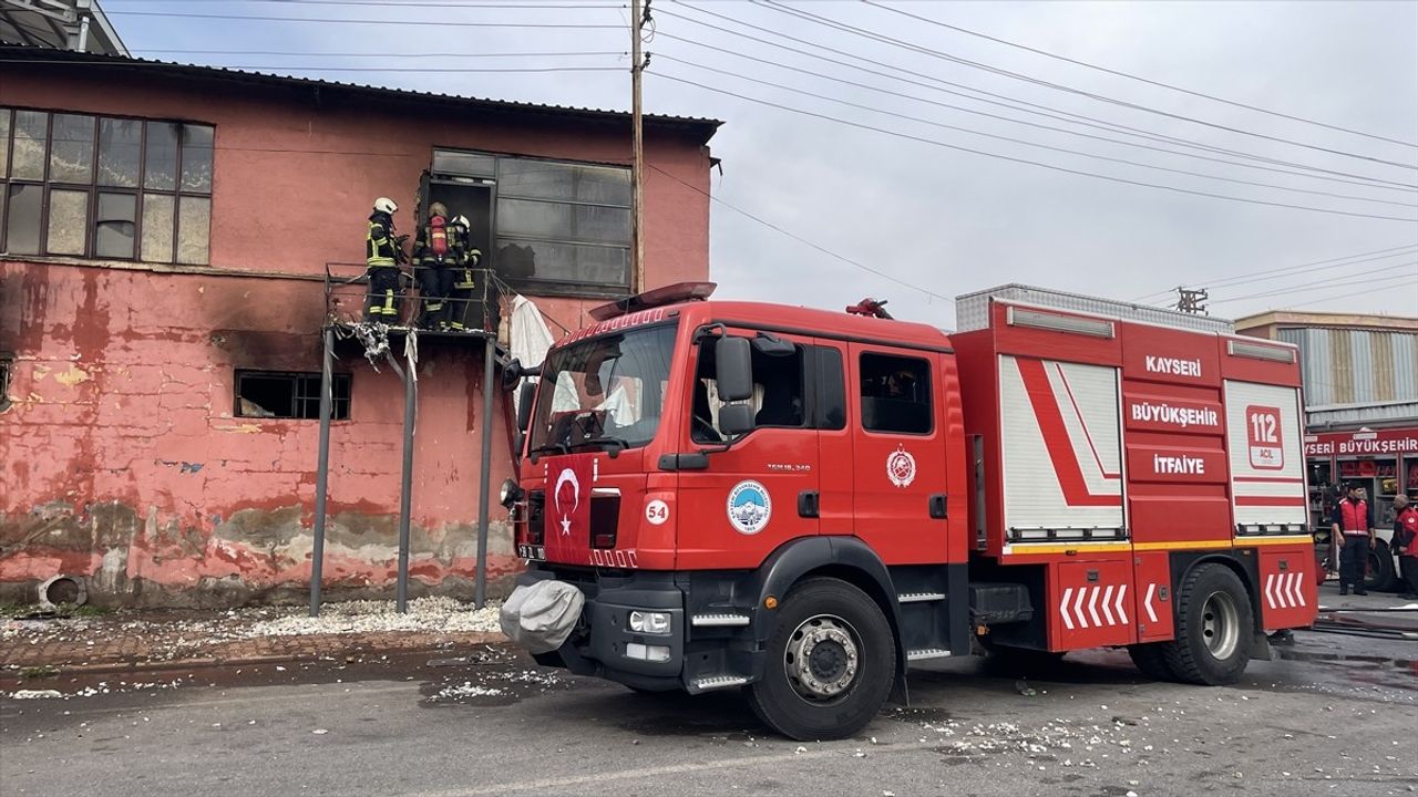 Kayseri'deki Sünger Atölyesinde Yangın Kontrol Altına Alındı