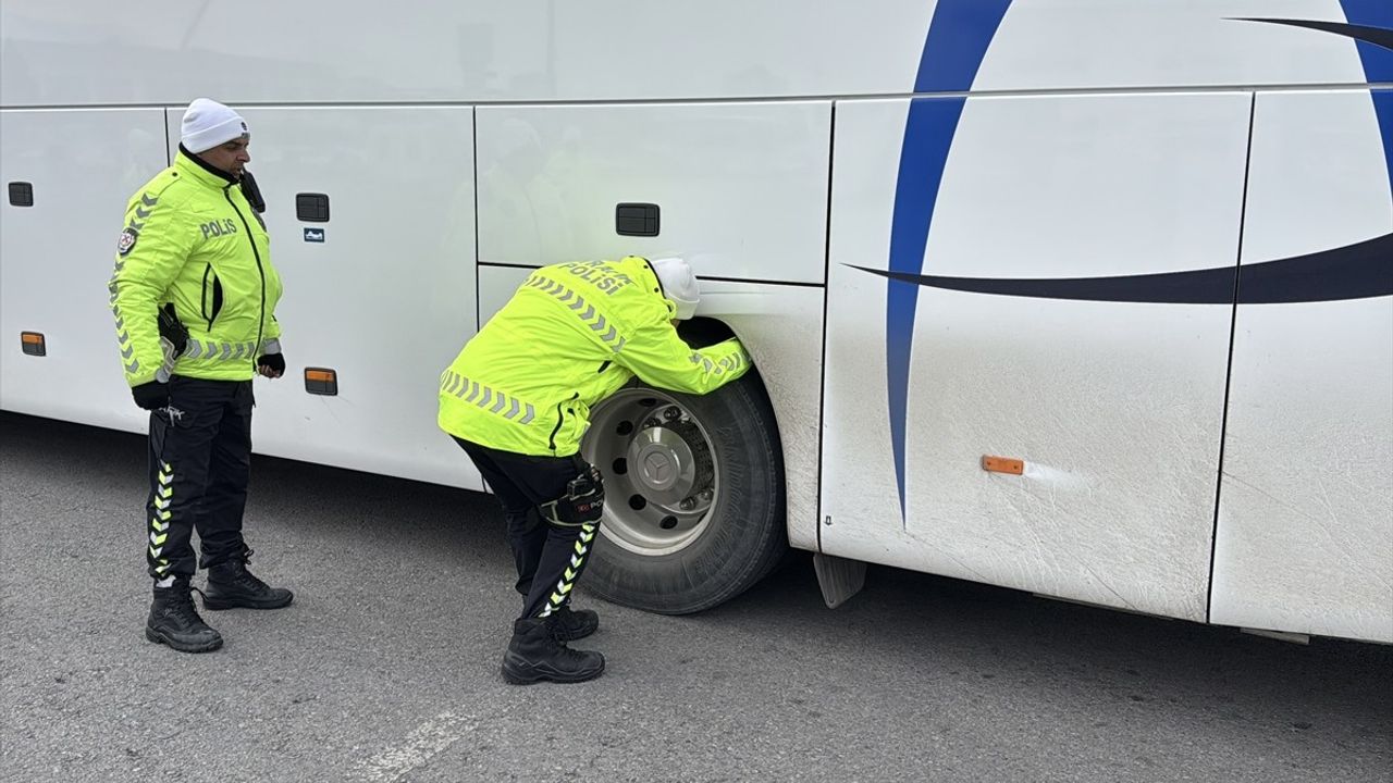 Kayseri'deki Yolcu Otobüsü Lastik Denetimleri