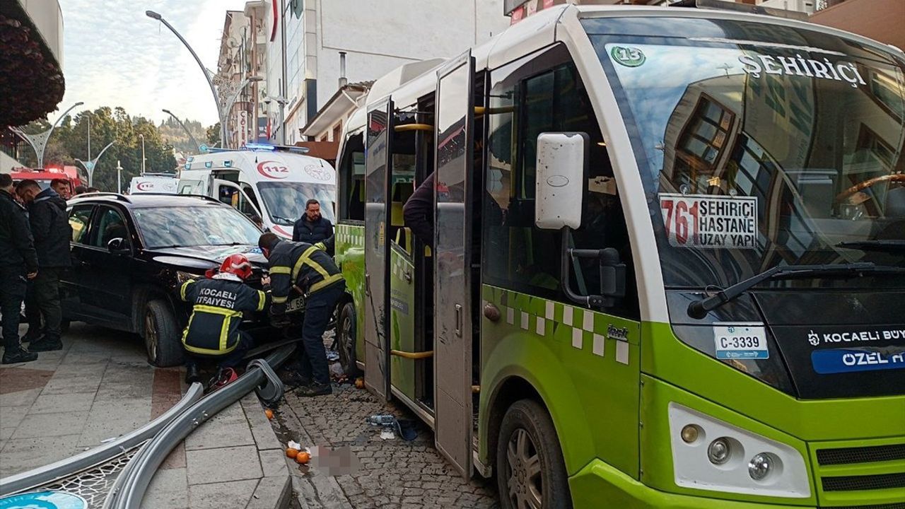 Kocaeli'de Otobüs Durağına Çarpan Cipin Sürücüsüne Ev Hapsi Cezası Verildi