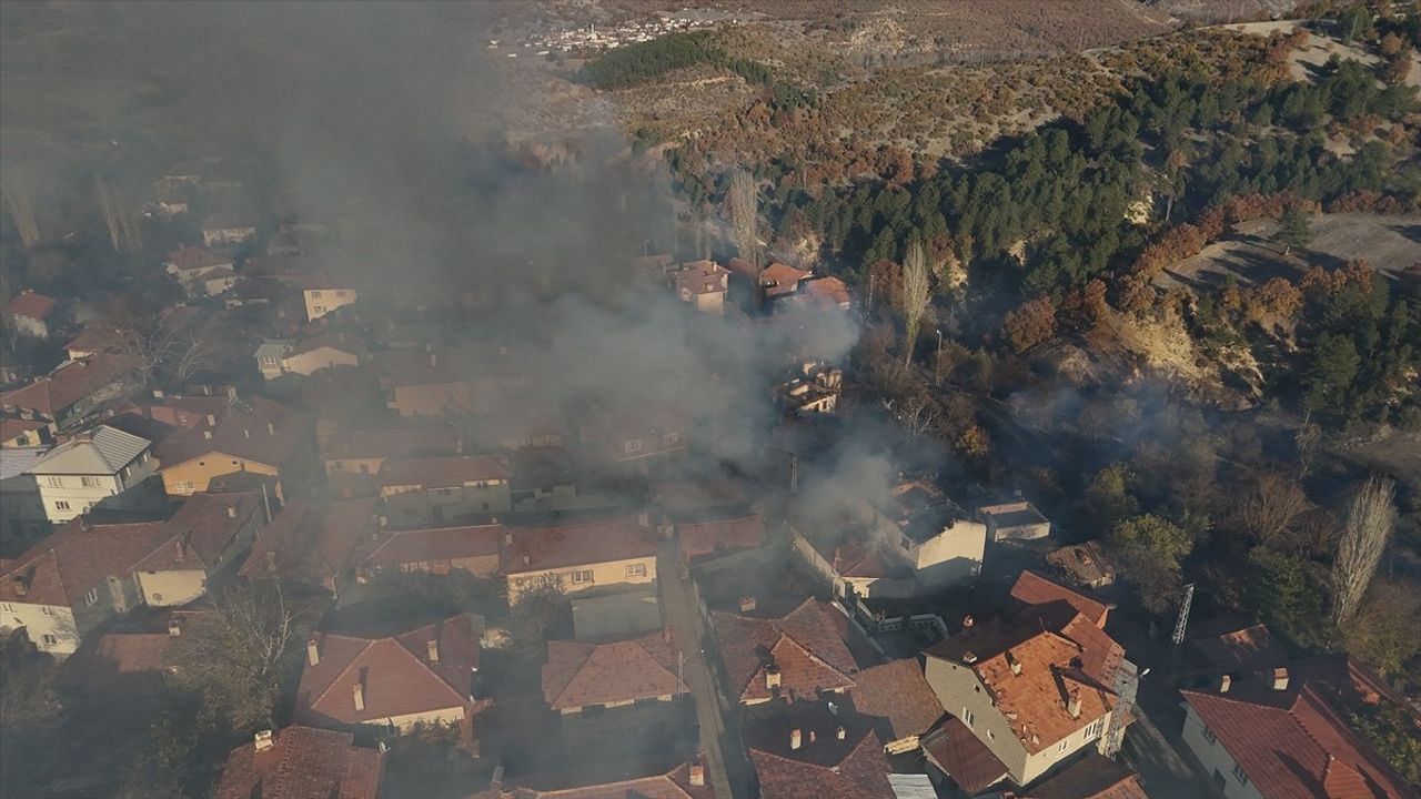 Kütahya'da Yangın Korkusu: Evlere Sıçrayan Alevlere Müdahale Ediliyor