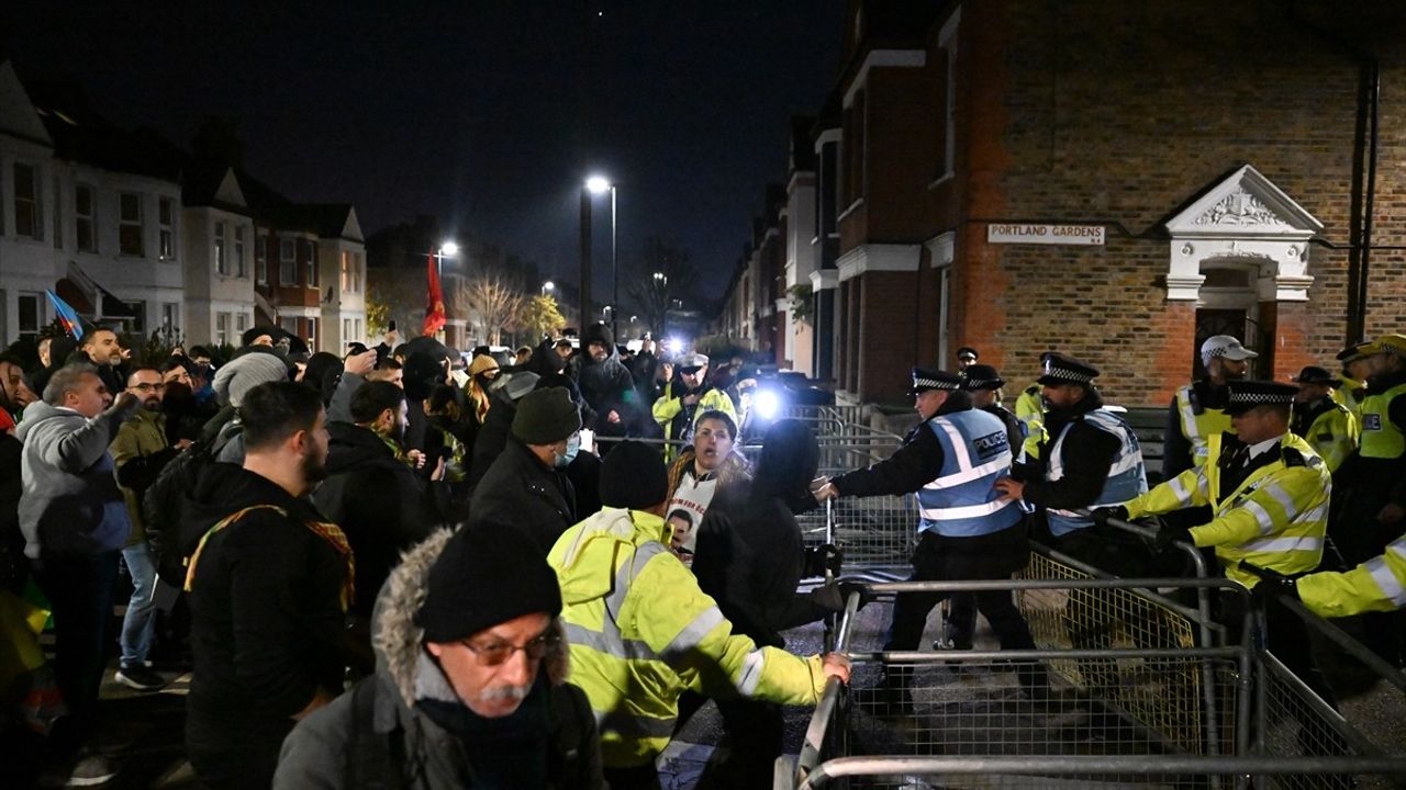 Londra'da PKK Yandaşlarının Eylemleri Sürüyor