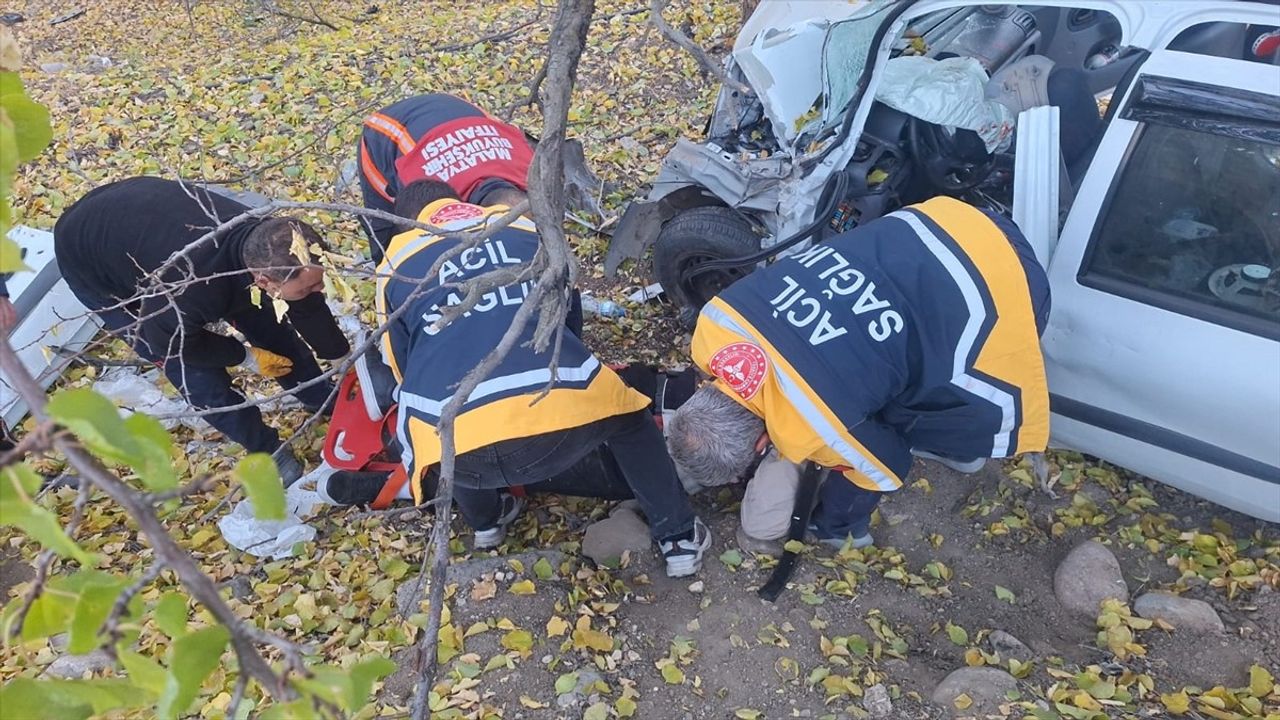 Malatya'da Otomobil Devrildi: 4 Yaralı