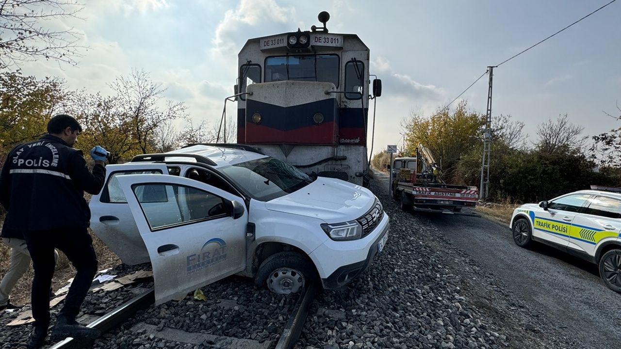 Malatya'da Tren ve Otomobil Çarpışması: İki Yaralı