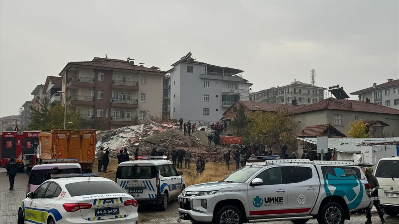 Malatya'da Yıkım Sırasında İş Makinesi Üzerine Devrildi