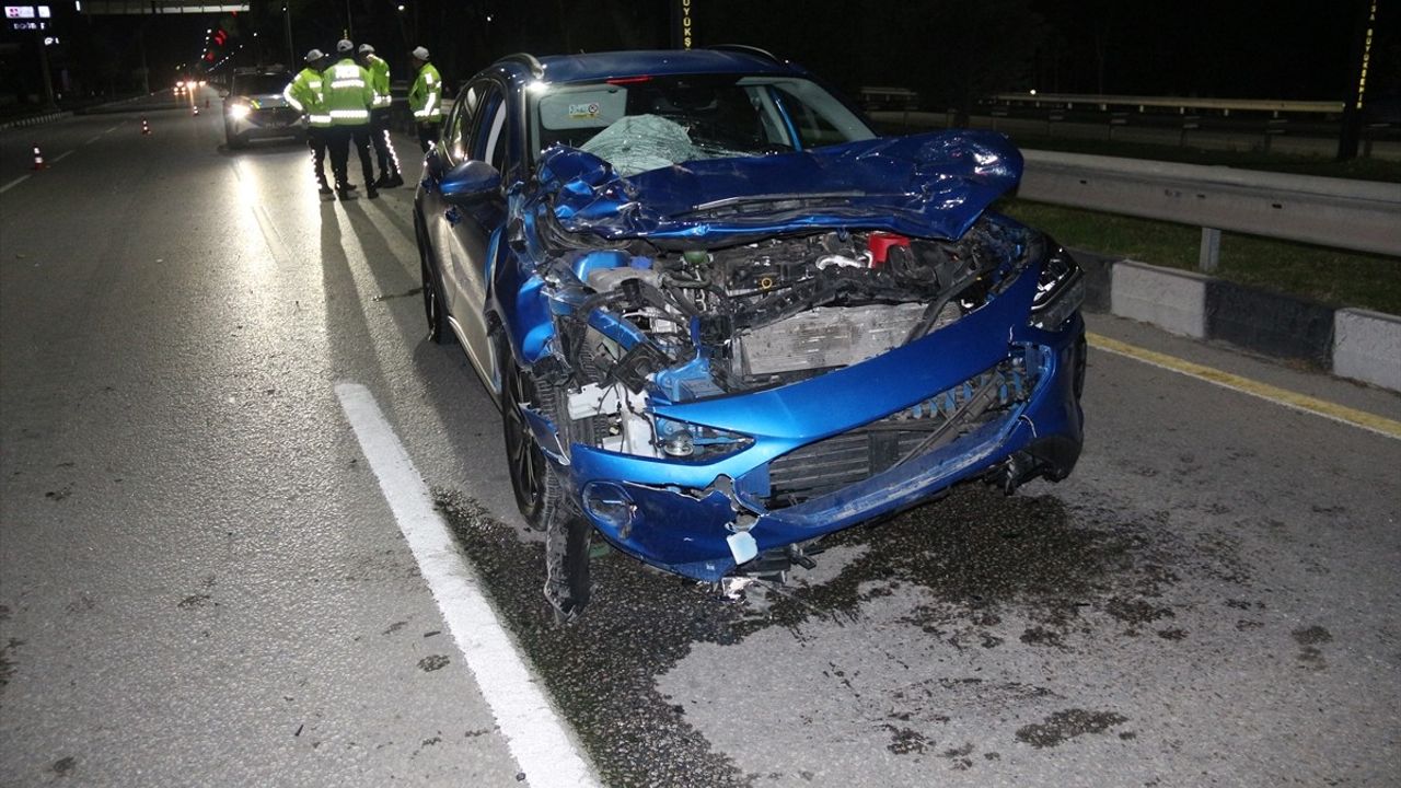 Manisa'da Ata Çarpan Otomobilde Yaralılar Var