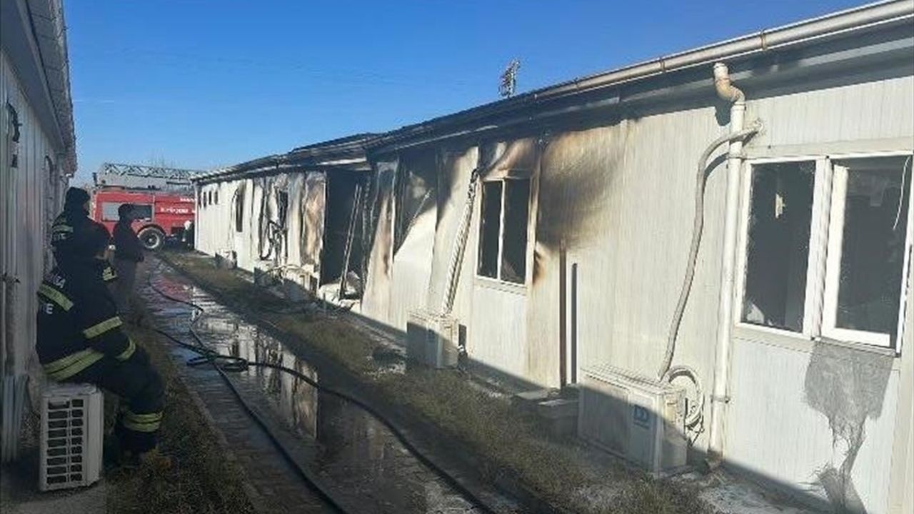 Manisa'da Konteyner Yatakhanede Yangın: 4 İşçi Yaralandı
