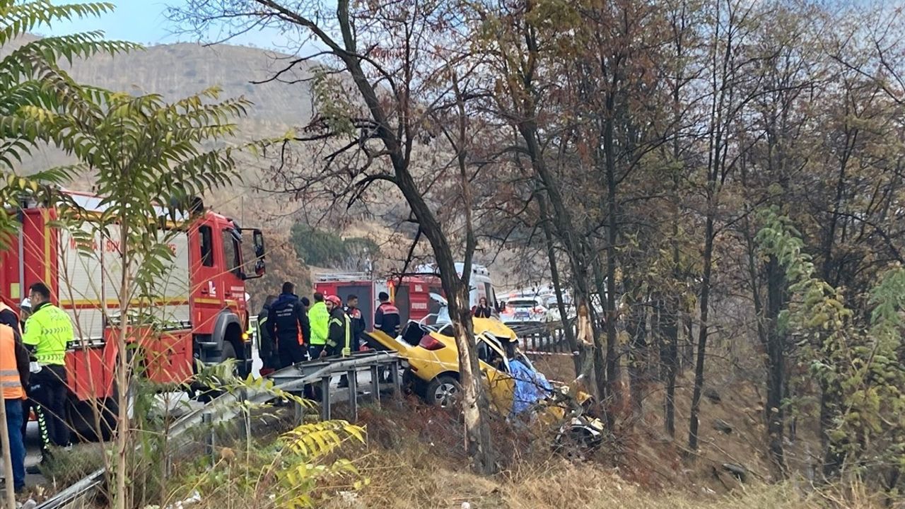 Manisa'da Taksi Kazası: Bir Yolcu Hayatını Kaybetti