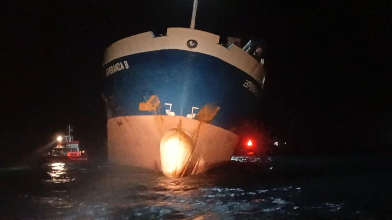 Mersin Açıklarında Yan Yatan Gemide Tahliye İşlemi Başlatıldı