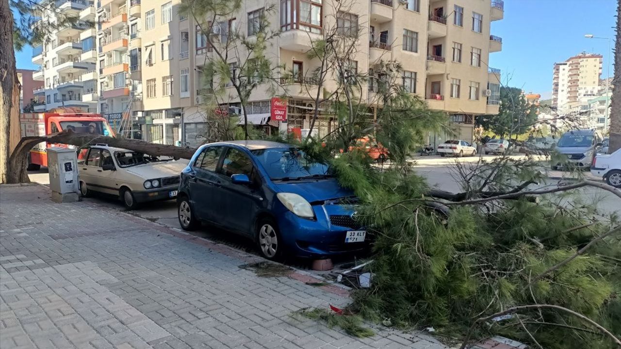 Mersin'de Şiddetli Rüzgarın Yol Açtığı Felaket: 1 Ölü, 1 Yaralı