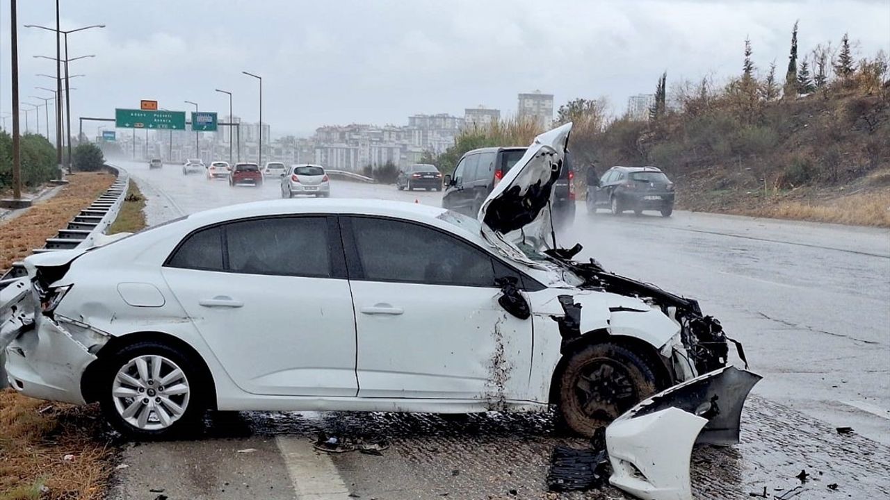 Mersin Tarsus'ta Bariyere Çarpan Araçta 4 Yaralı