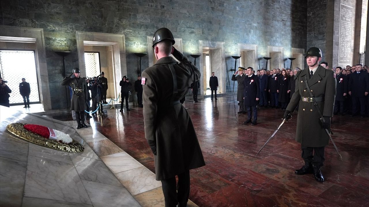 Milli Eğitim Bakanı Tekin, Öğretmenler Günü'nde Anıtkabir'i Ziyaret Etti