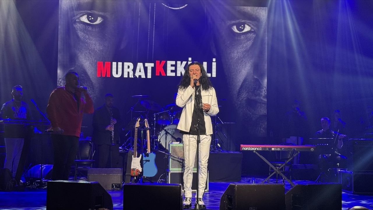 Murat Kekilli Bostancı Gösteri Merkezi'nde Coşkuyla Konser Verdi