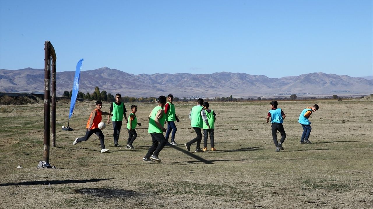 Muş'ta Gazozuna Maç Projesi ile Gençleri Spora Yönlendiriyorlar