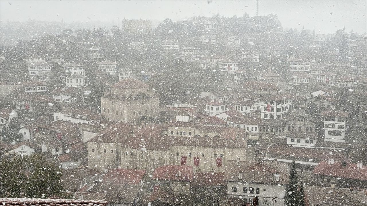 Safranbolu'da Tarihi Yapılar Beyaza Büründü