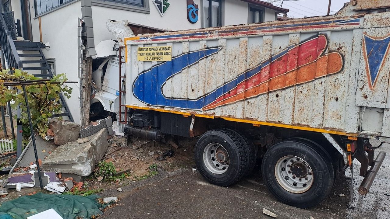 Sakarya'da Fren Arızası Sonucu Kamyon Eve Girdi, Sürücü Yaralandı