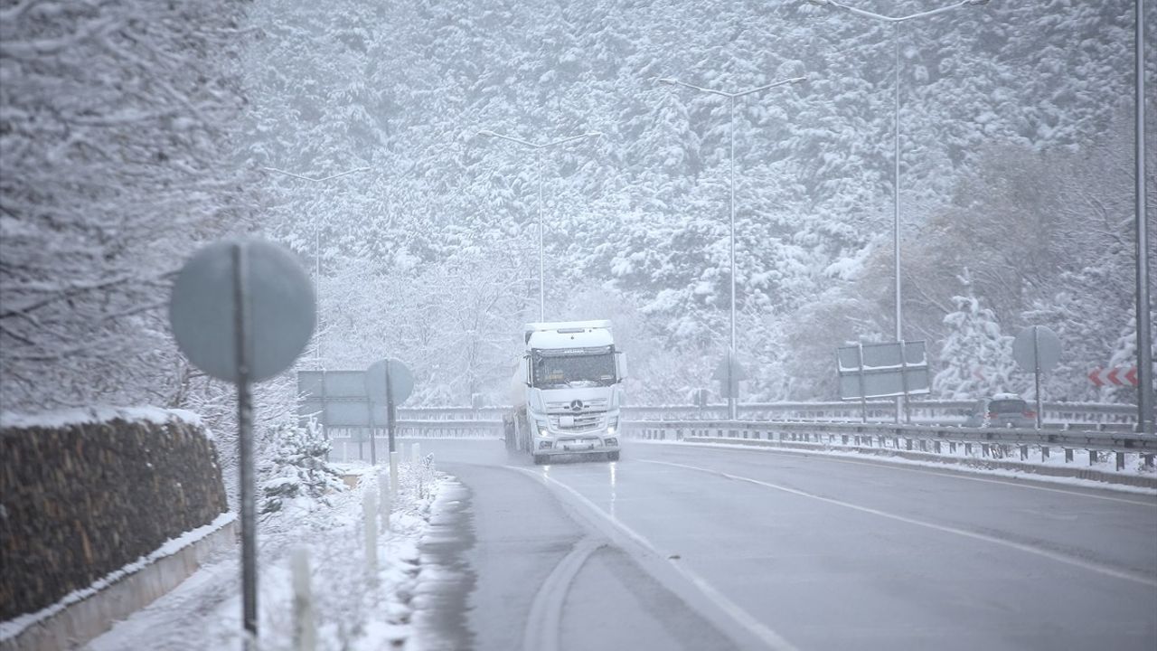 Samsun-Ankara Yolunda Kar Yağışı Etkili Oluyor