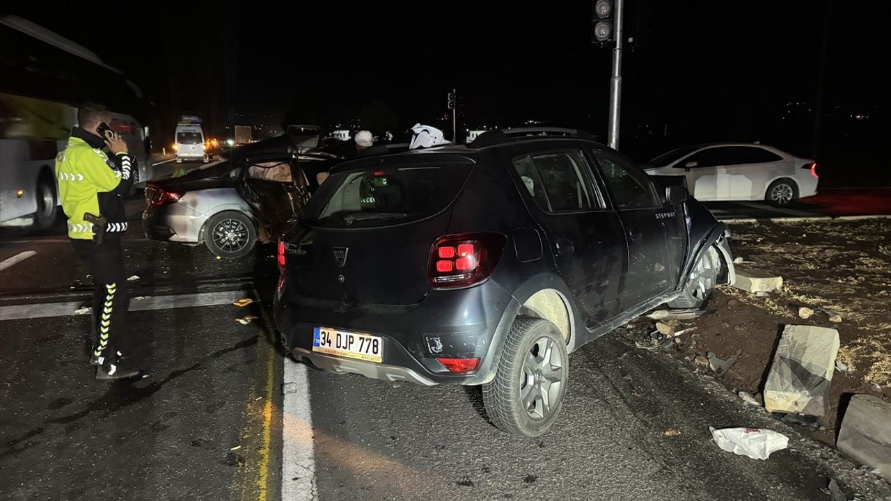 Şanlıurfa'da Otomobil Kazasında 1 Kişi Hayatını Kaybetti, 6 Yaralı