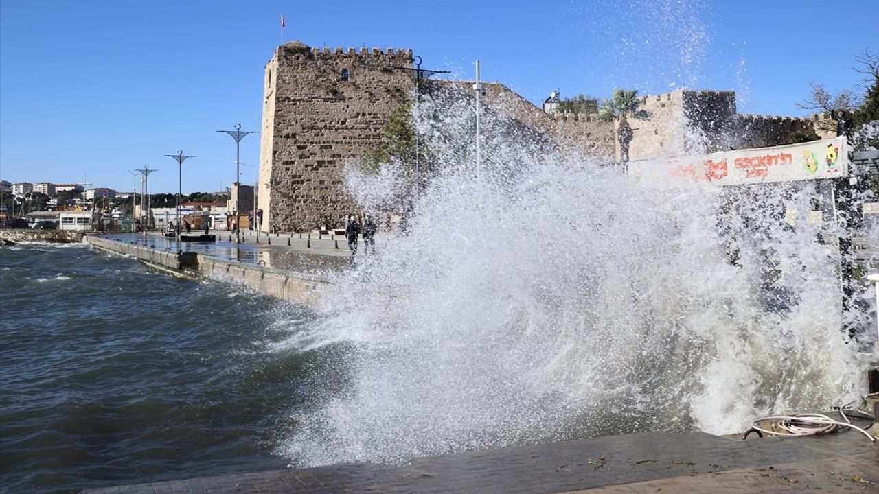 Sinop'ta Fırtına Korkuttu: Yüksek Dalgalar Oluştu