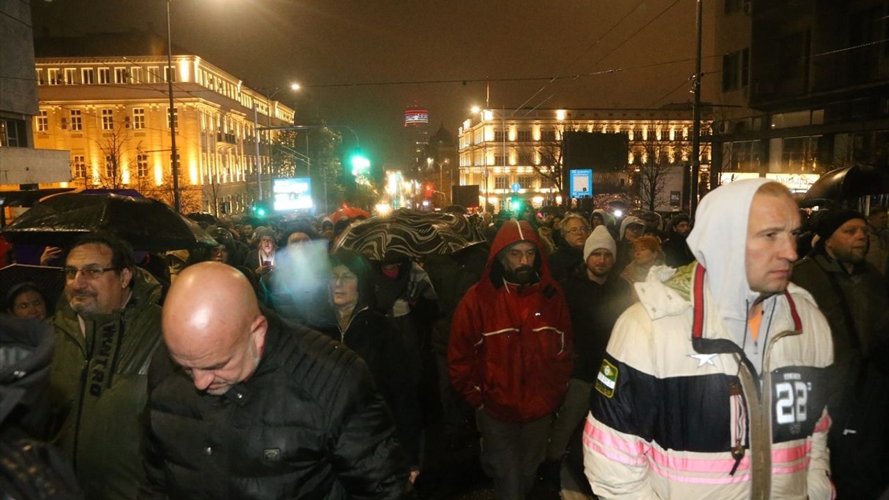 Sırbistan'da Başbakanın İstifası İçin Protesto