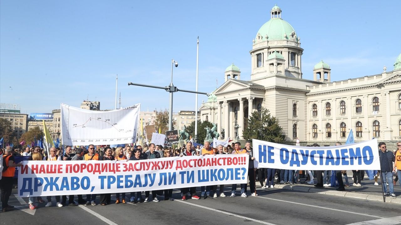 Sırbistan'da Eğitim Çalışanları Hükümeti Protesto Etti