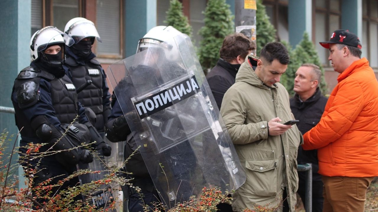 Sırbistan'da Protestolar: Adalet Sarayı Önünde Tansiyon Yükseldi