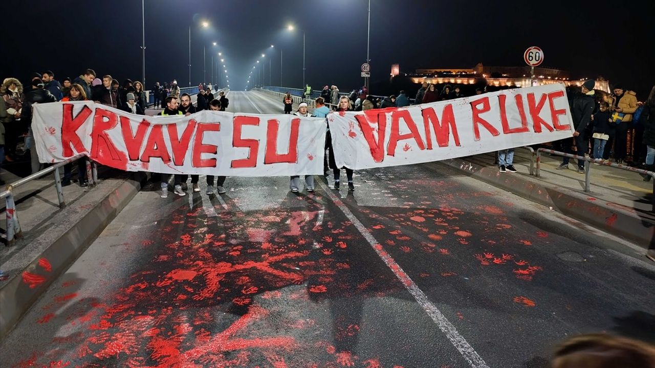 Sırbistan'da Tren İstasyonu Kazası Sonrası Protestolar