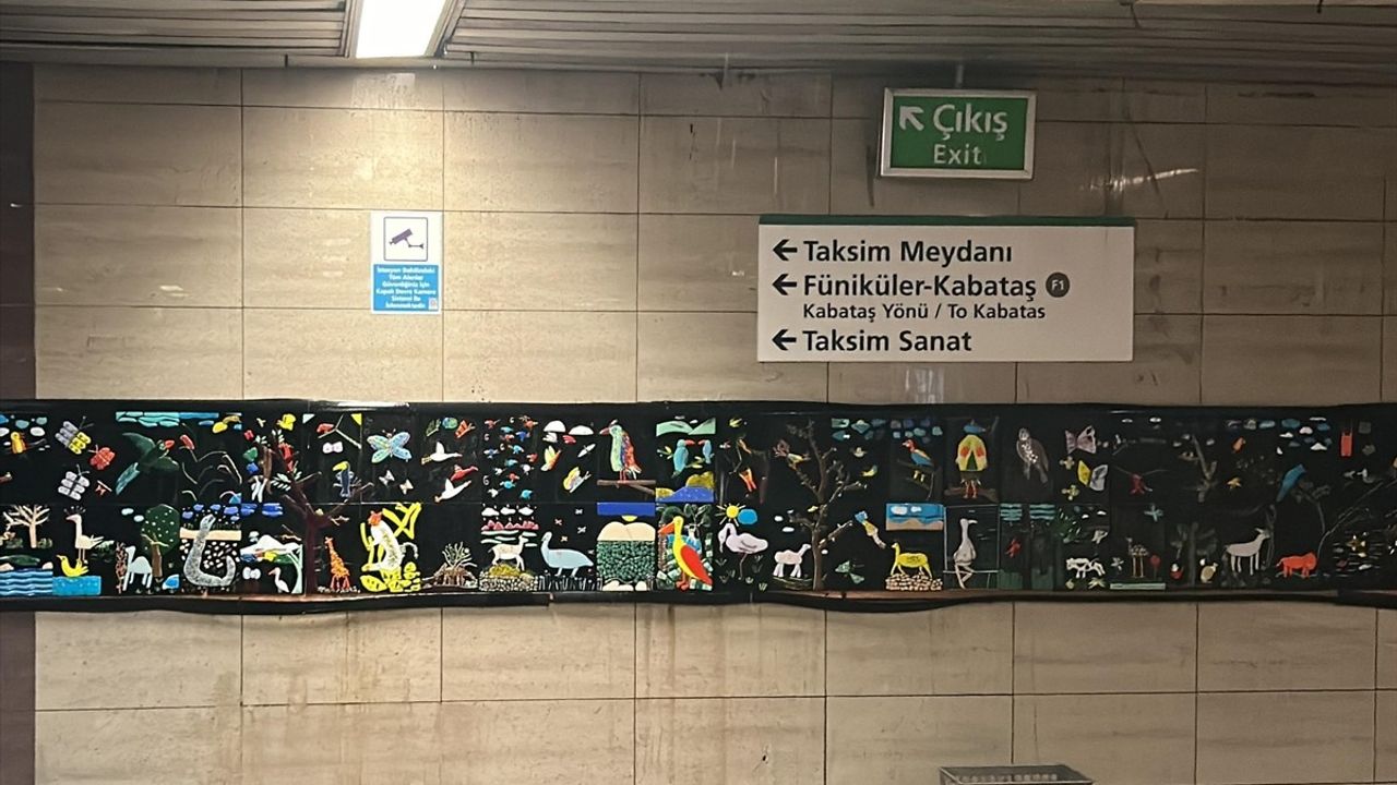 Taksim Meydanı'nda Su Borusu Patladı: Metro İstasyonu İle Baş Başa Kaldı