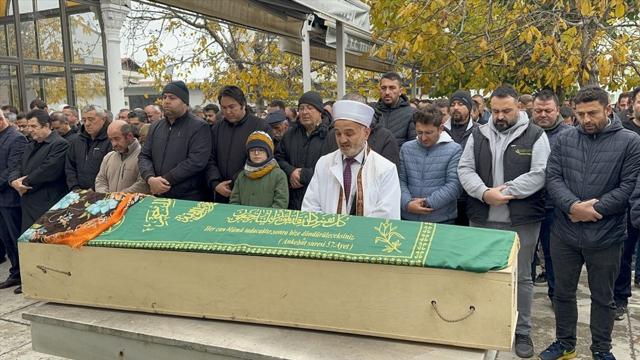 Tekirdağ'da Oğul Tarafından Öldürülen Annenin Cenazesi Defnedildi