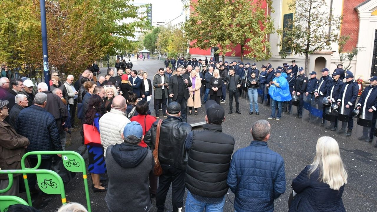 Tiran'da Yolsuzluk İddialarına Karşı Protestolar Devam Ediyor