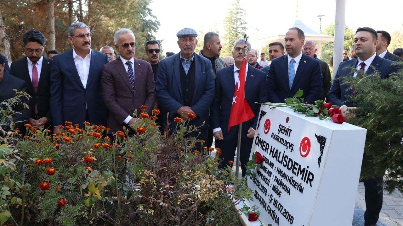 Ulaşım ve Altyapı Bakanı Uraloğlu'ndan Şehit Ömer Halisdemir'in Anısına Ziyaret