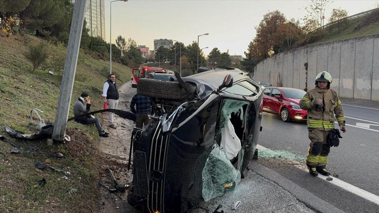 Ümraniye'de Takla Atan Otomobilin Sürücüsü Hastaneye Kaldırıldı