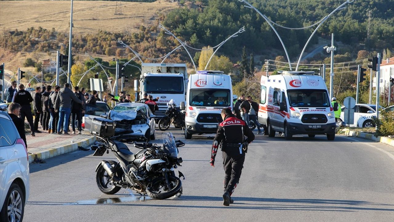 Uşak'taki Trafik Kazasında 4 Kişi Yaralandı